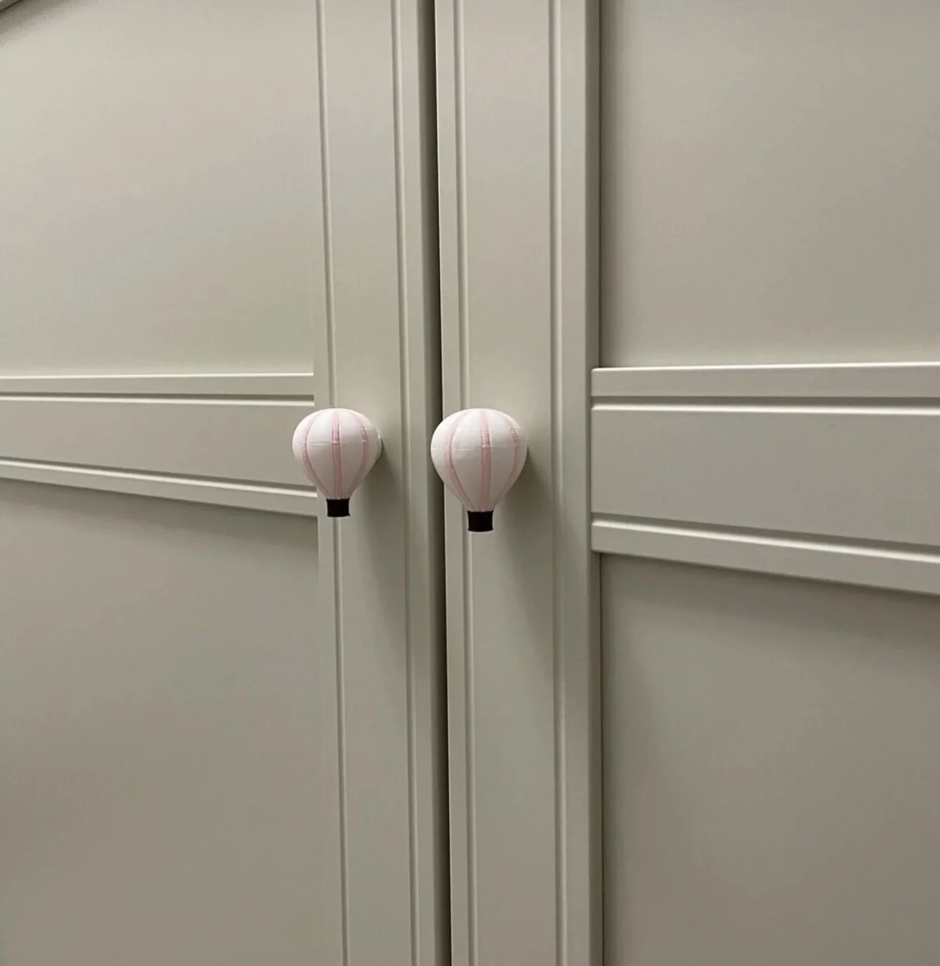 %D0%9A%D0%BE%D0%BC%D0%BF%D0%BB%D0%B5%D0%BA%D1%82+2%D0%B1%D1%80.+%D0%94%D1%80%D1%8A%D0%B6%D0%BA%D0%B8+%D0%B7%D0%B0+%D0%BC%D0%B5%D0%B1%D0%B5%D0%BB%D0%B8+%22Air+Baloon%22+%D0%91%D0%B0%D0%BB%D0%BE%D0%BD+%D1%80%D0%BE%D0%B7%D0%BE%D0%B2