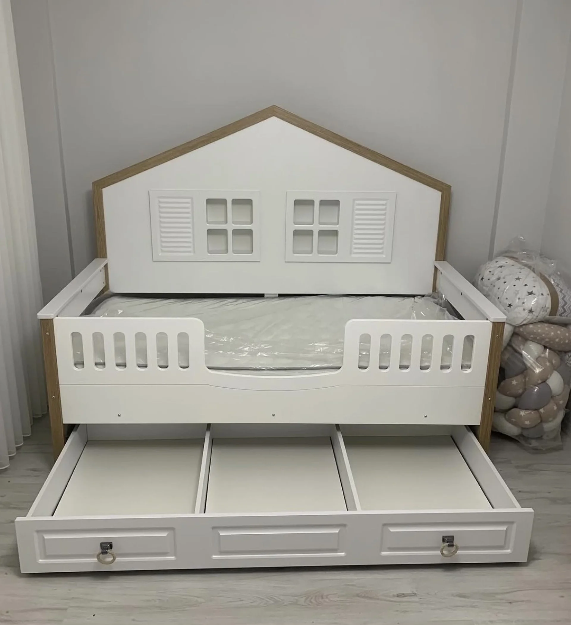 %D0%9C%D0%BE%D0%BD%D1%82%D0%B5%D1%81%D0%BE%D1%80%D0%B8+%D1%81%D0%B0%D0%BD%D0%B4%D0%B2%D0%B8%D1%87+%D0%BB%D0%B5%D0%B3%D0%BB%D0%BE+%D1%81+%D0%B4%D0%B5%D0%BA%D0%BE%D1%80%D0%B0%D1%82%D0%B8%D0%B2%D0%BD%D0%B8+%D1%80%D0%B0%D1%84%D1%82%D1%87%D0%B5%D1%82%D0%B0+%22Boss+Mila%22+%D0%91%D1%8F%D0%BB%2F%D0%94%D1%8A%D1%80%D0%B2%D0%BE+90%2A190%D1%81%D0%BC.